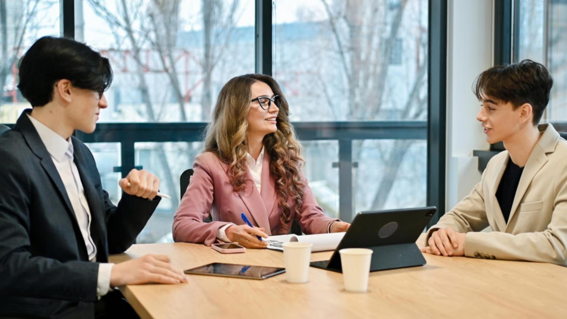 Session de formation pratique avec participants travaillant sur des budgets événementiels